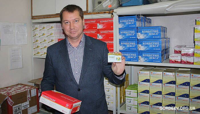 Андрей Гордеев передал лекарства военным на границе с Крымом